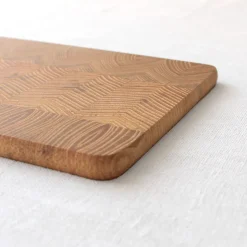 Planche à découper en robinier fabriquée à la main