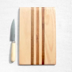 Planche à découper hévéa avec 3 bandes acacia