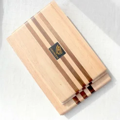 Planche à découper hévéa avec 3 bandes acacia