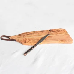 Planche en bois d'olivier avec lanière en cuir