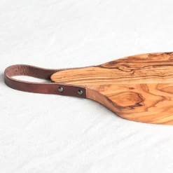 Planche en bois d'olivier avec lanière en cuir