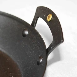 Plat à anses en fer