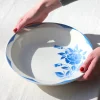 Plat creux à la fleur bleue