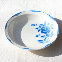 Plat creux à la fleur bleue