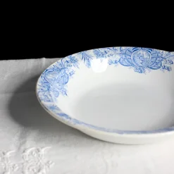 Plat creux ancien au décor bleu