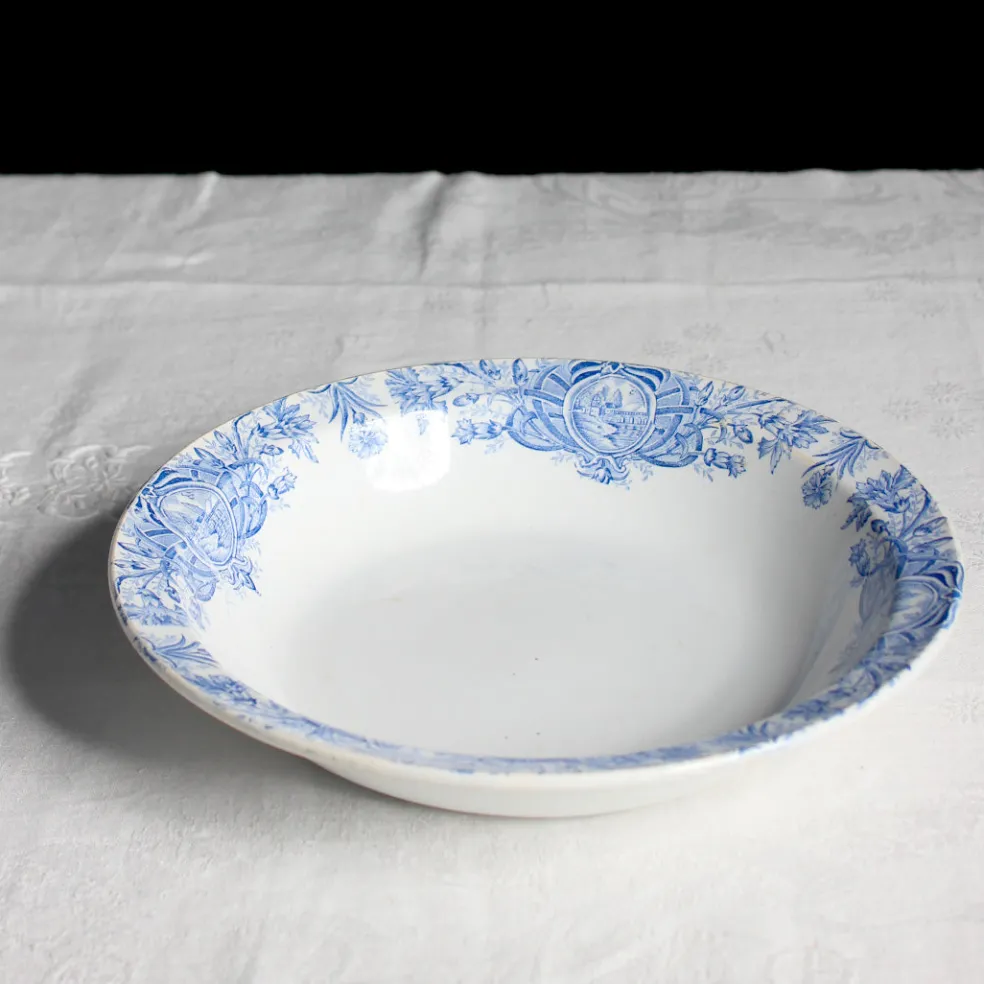 Plat creux ancien au décor bleu