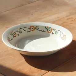 Plat creux au décor graphique