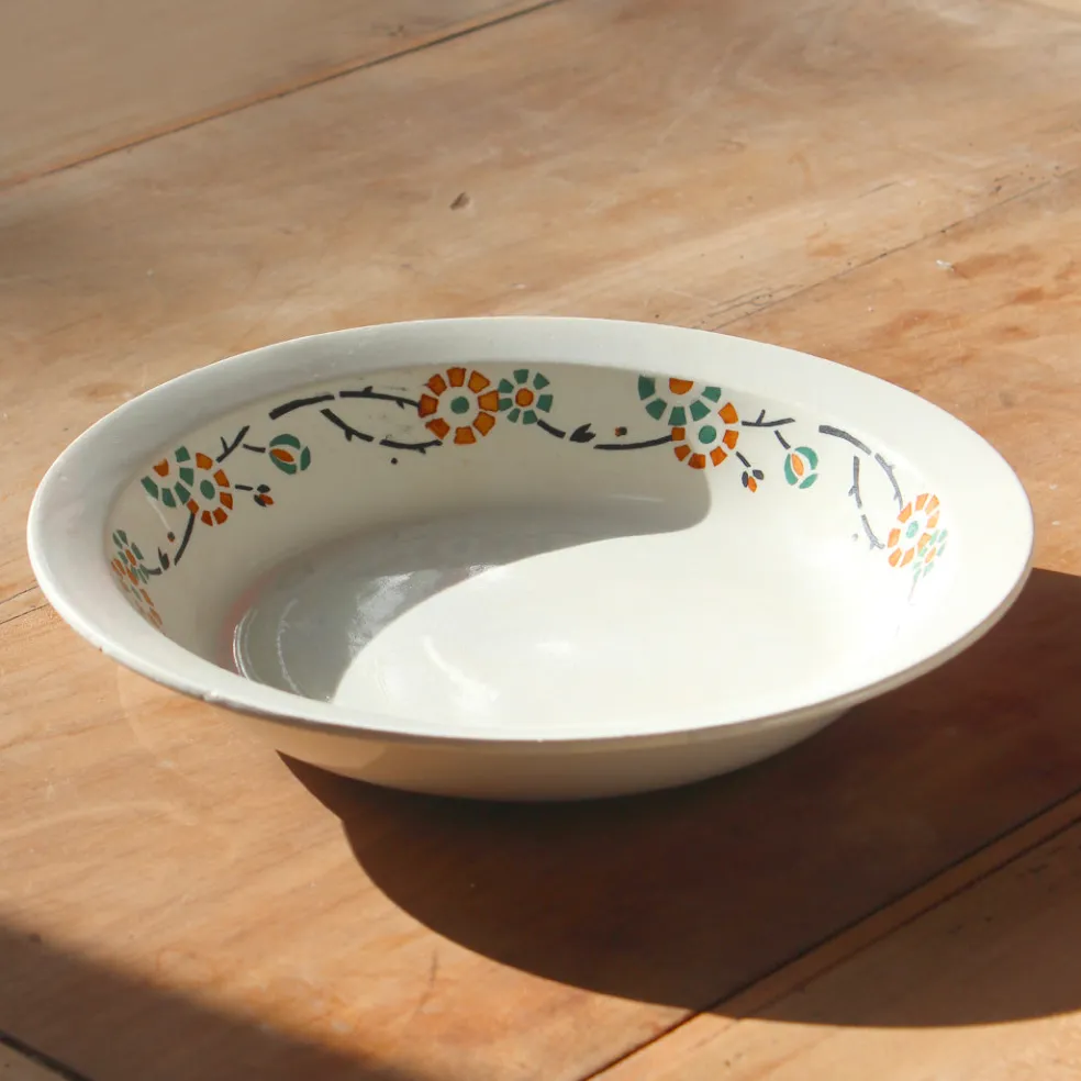 Plat creux au décor graphique