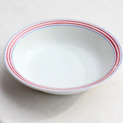 Plat creux aux rayures bleu et rouge