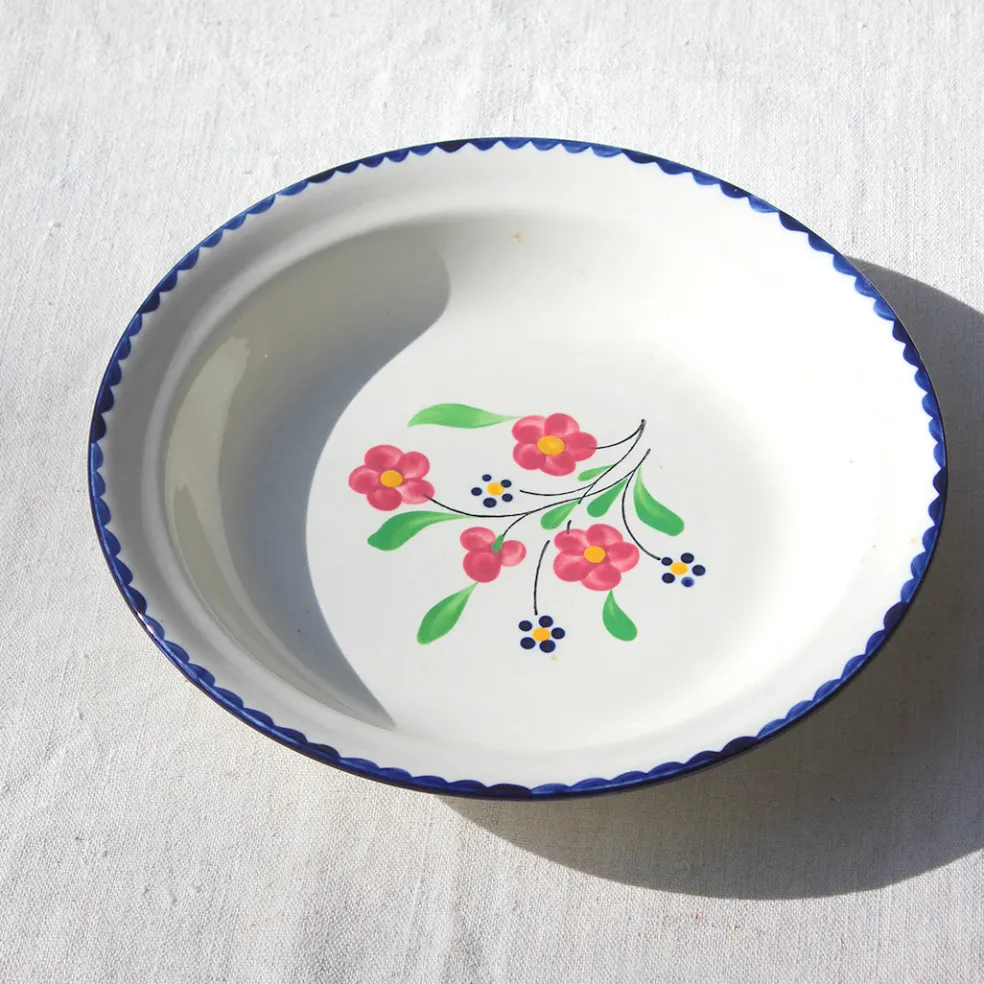 Plat creux décoré d'un bouquet naïf