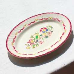 Plat ovale aux arabesques rouge amarante