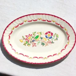 Plat ovale aux arabesques rouge amarante