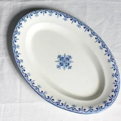 Plat ovale style Rouen à la délicate frise bleue
