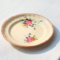 Plat rond crème aux fleurs peintes