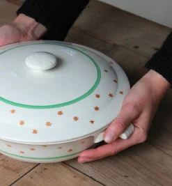 Plats de service en faïence