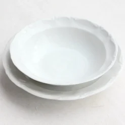 Plats de service en porcelaine blanche mouvementée