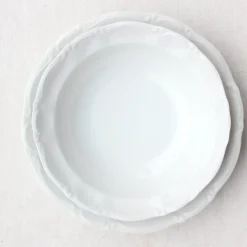 Plats de service en porcelaine blanche mouvementée