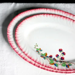 Plats de service fleuris aux bords peignés