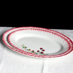 Plats de service fleuris aux bords peignés