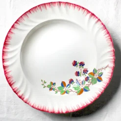 Plats de service fleuris aux bords peignés
