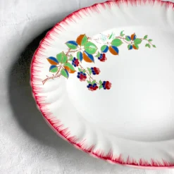 Plats de service fleuris aux bords peignés