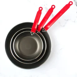 Poêle antiadhésive avec queue rouge