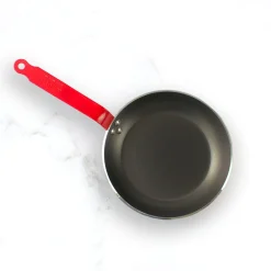 Poêle antiadhésive avec queue rouge