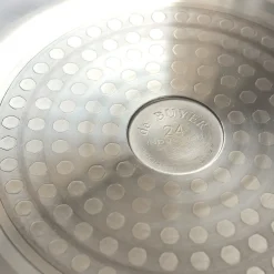 Poêle antiadhésive avec queue rouge