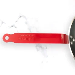 Poêle antiadhésive avec queue rouge