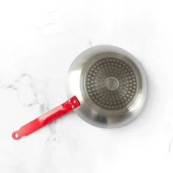 Poêle antiadhésive avec queue rouge