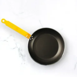 Poêle antiadhésive avec queue jaune