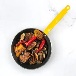 Poêle antiadhésive avec queue jaune