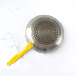 Poêle antiadhésive avec queue jaune