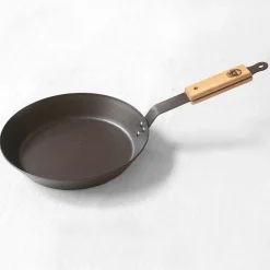 Poêle ronde en fer avec manche en bois