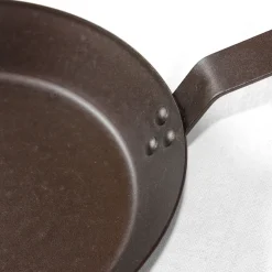 Poêle ronde en fer avec manche en bois