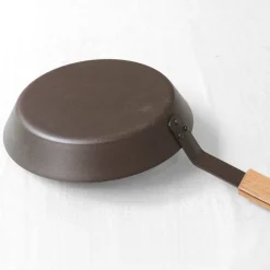 Poêle ronde en fer avec manche en bois