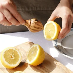 Presse-citron artisanal en bois d’olivier