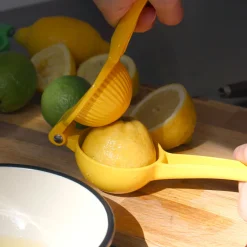 Presse-citron manuel en métal coloré