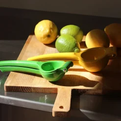 Presse-citron manuel en métal coloré