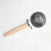 Roulette à pizza avec manche en bois