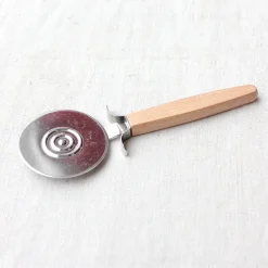 Roulette à pizza avec manche en bois