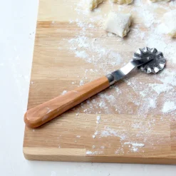 Roulette à pâte en inox manche en olivier