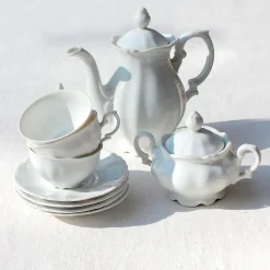 Service à thé en porcelaine blanche mouvementée