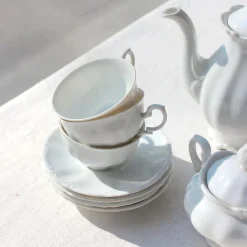 Service à thé en porcelaine blanche mouvementée