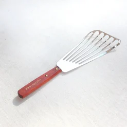 Spatule perforée manche en bois de charme