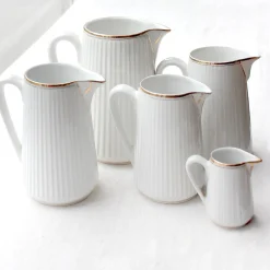 Série de pichets en porcelaine