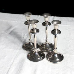 Série de quatre bougeoirs en aluminium