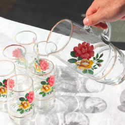 Verres et carafe à fleurs