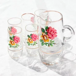 Verres et carafe à fleurs