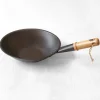 Wok en fer avec manche en bois
